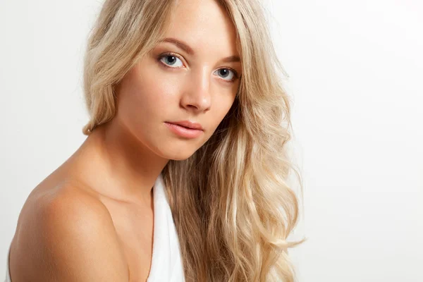 Vacker blond kvinna ansikte porträtt — Stockfoto
