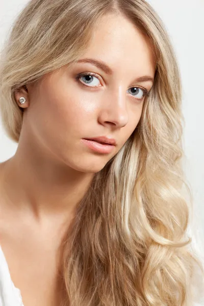 Blonde vrouw close-up gezicht portret — Stockfoto