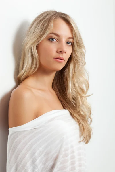 Mulher loira bonita perto de parede branca — Fotografia de Stock