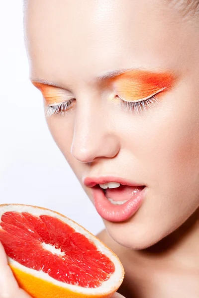 创意化妆和葡萄柚的美丽女人 — 图库照片