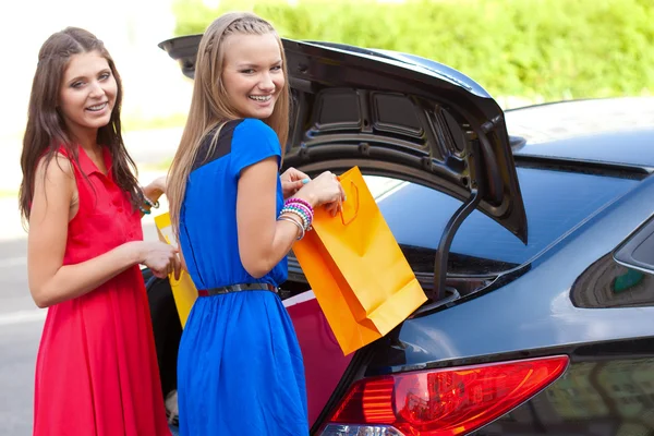 2 人の女の子が、車の中で袋を積み上げています。 — ストック写真