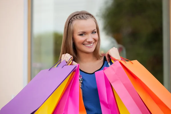 Glückliche Frau mit Einkaufstüten — Stockfoto