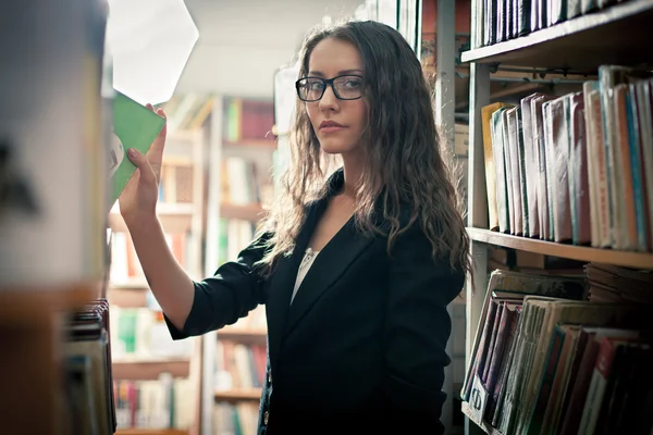 Kvinna på bibliotek — Stockfoto