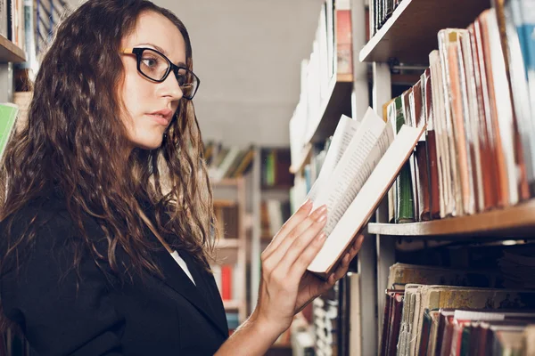 Brunette woman at library — Stock Photo, Image