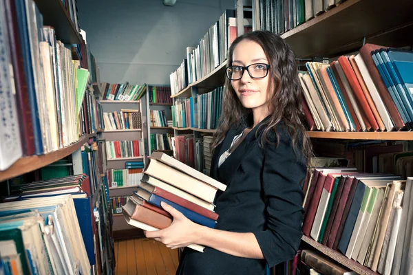 Femme brune à la bibliothèque — Photo