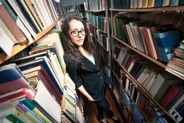 Brunett kvinna på bibliotek — Stockfoto