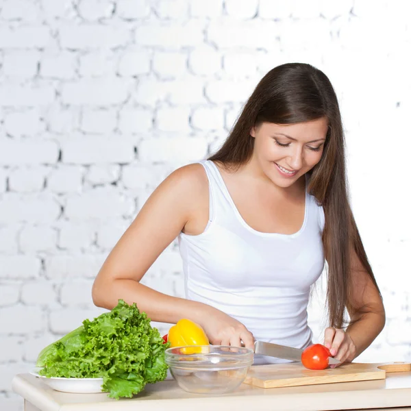 Mulher cozinhar salada — Fotografia de Stock