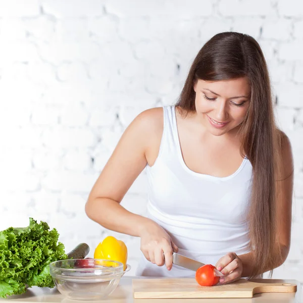 Gelukkige vrouw koken salade — Stockfoto