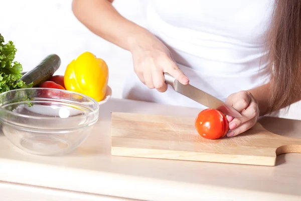 Kobieta gotowanie sałatki — Zdjęcie stockowe