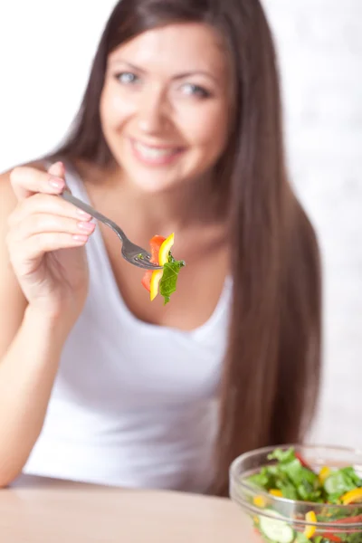 Όμορφη μελαχρινή γυναίκα τρώει σαλάτα — Φωτογραφία Αρχείου