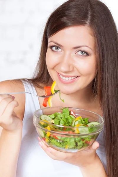 Bella donna bruna mangiare insalata — Foto Stock