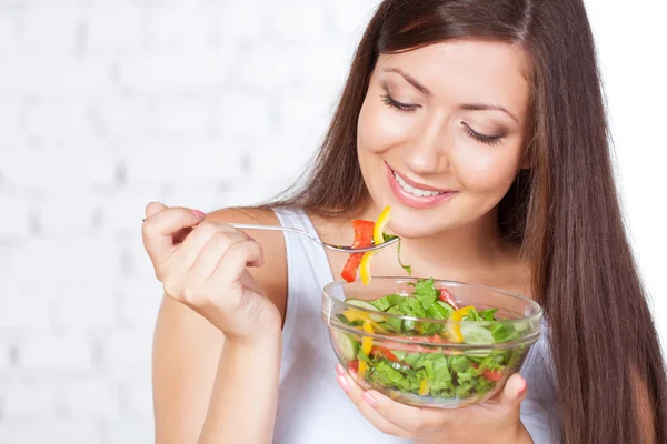 Bella donna bruna mangiare insalata — Foto Stock