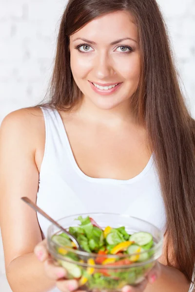 Belle femme brune mangeant de la salade — Photo