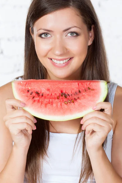 Brunett kvinna anläggning vattenmelon — Stockfoto