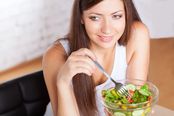 Hermosa mujer morena comiendo ensalada —  Fotos de Stock