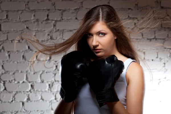 Žena nosí boxer rukavice — Stock fotografie