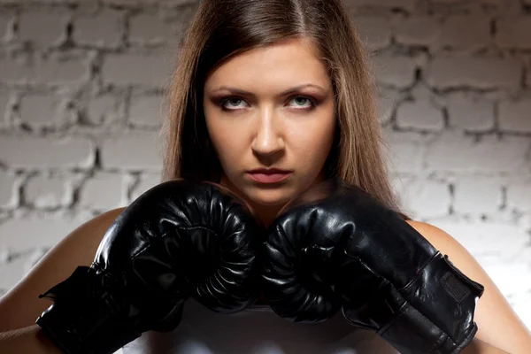 Mulher usando luvas de boxer — Fotografia de Stock