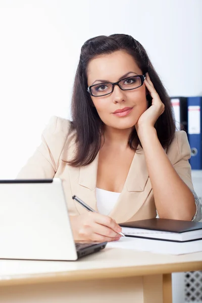 Geschäftsfrau sitzt hinter dem Schreibtisch — Stockfoto