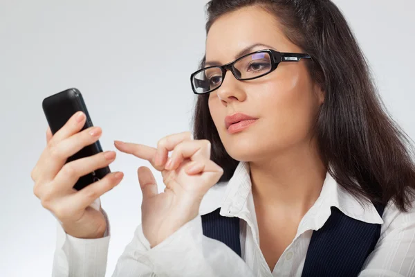 Geschäftsfrau schaut aufs Handy — Stockfoto