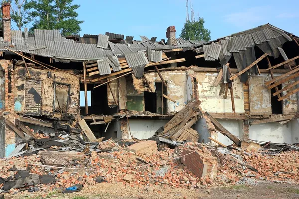 Zniszczony dom — Zdjęcie stockowe