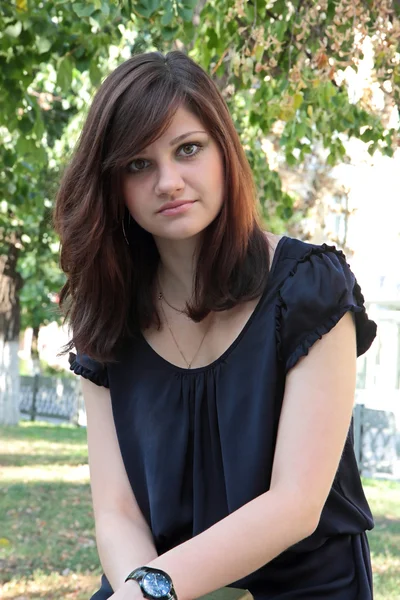 Porträt eines jungen schönen Mädchens in einem Park — Stockfoto