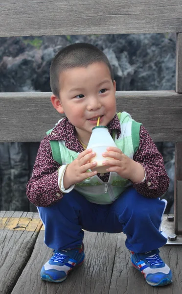 Kid drinking — Stock Photo, Image