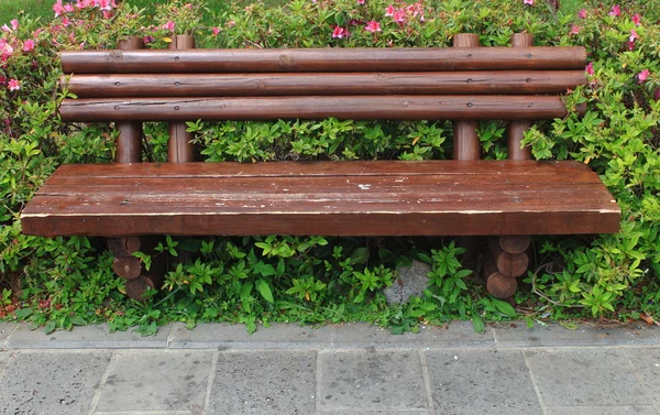 Wooden bench in park — Stock Photo, Image