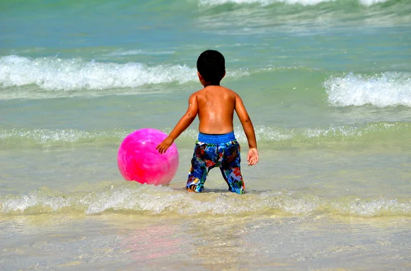 在海滩上玩耍的孩子 — 图库照片