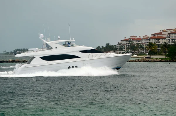 Yacht à moteur blanc — Photo