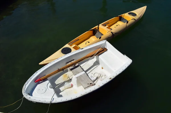 A Dingy and a Kayak — Stock Photo, Image