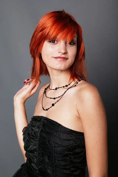 Kaunis punainen tukka pinup nainen — kuvapankkivalokuva