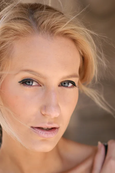 Buiten blonde mooie vrouw portret — Stockfoto