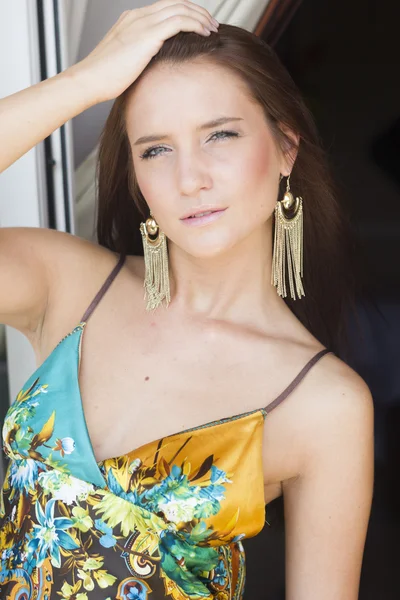 Schöne sexy Sommerfrau auf dem Balkon — Stockfoto
