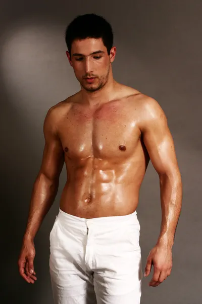 Muscular macho homem mostrando seu corpo oleado perfeito — Fotografia de Stock