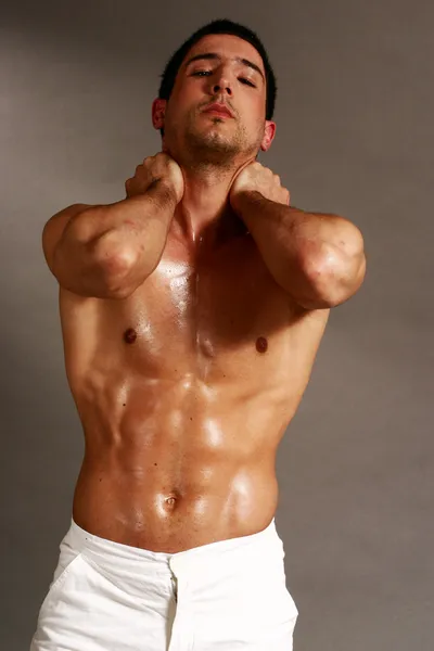 Hombre macho muscular mostrando su cuerpo engrasado perfecto —  Fotos de Stock