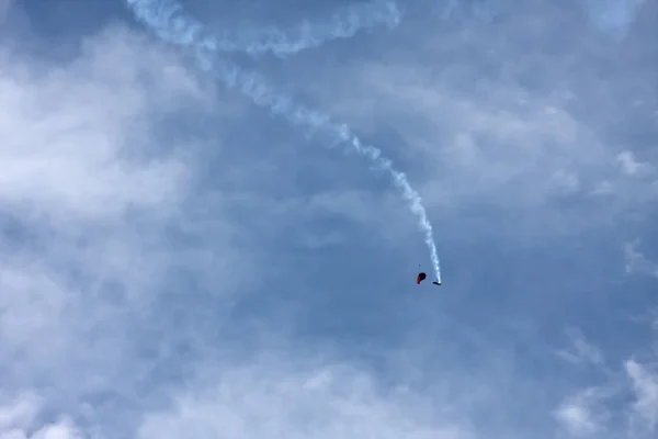 Acrobatic parachutist — Stock Photo, Image