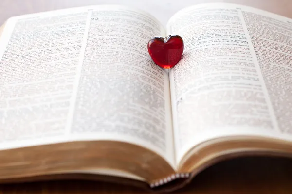 Coração numa bíblia, amor pela palavra de Deus — Fotografia de Stock