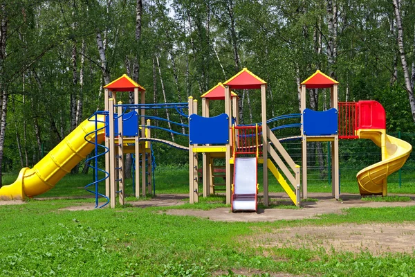 Kinderspeelplaats in het park — Stockfoto