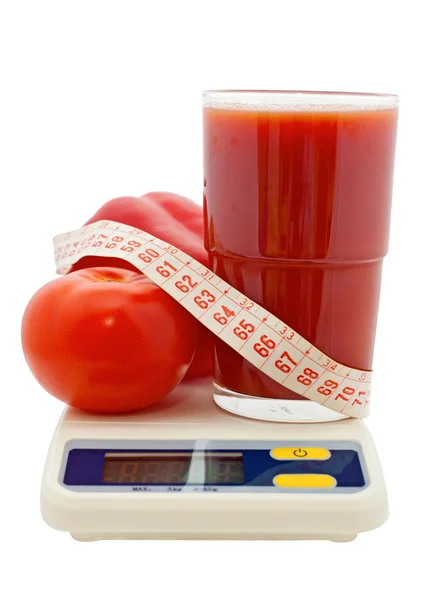 Tomatensap, groenten, meetlint op elektronische schaal — Stockfoto