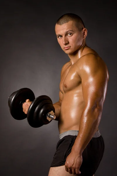 Muskulöser männlicher Bodybuilder Hantelschwung — Stockfoto