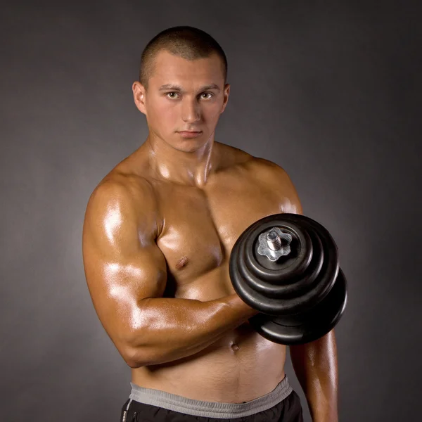 Musclé mâle bodybuilder haltère swing — Photo