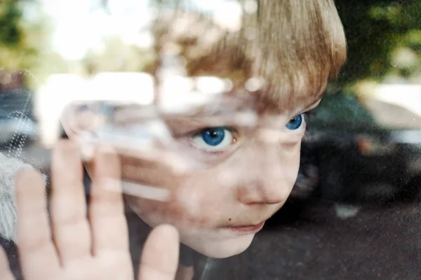 Kind und Fenster — Stockfoto