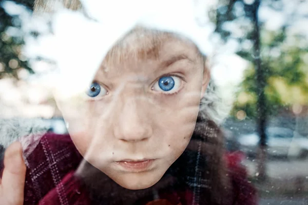 Kind und Fenster — Stockfoto