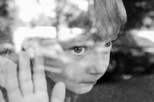 Παιδί και παράθυρο — Φωτογραφία Αρχείου