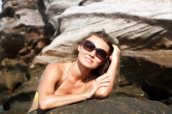 Vacker kvinna i bikini och glasögon — Stockfoto