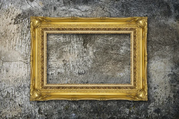 Moldura de ouro na superfície de cimento antigo — Fotografia de Stock