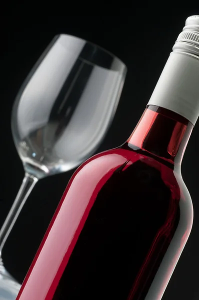 Botella de vino tinto con copa —  Fotos de Stock