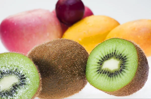 상에 놓인 과일들 — 스톡 사진