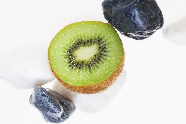 Kiwi на столе — стоковое фото