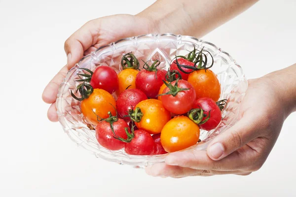 Cherry_tomatoes en handen — Stockfoto